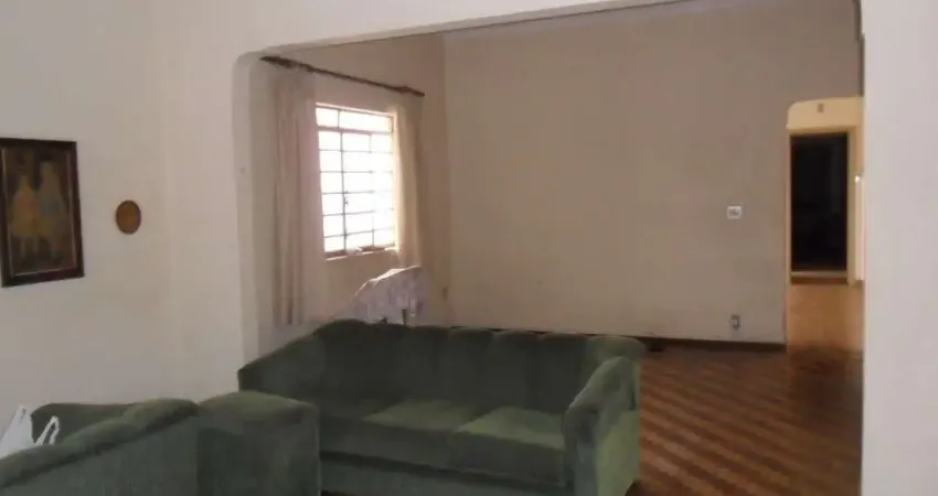 Casa à venda no Bosque,  térrea com 3 dormitórios (suíte), quintal.Oportunidade!
