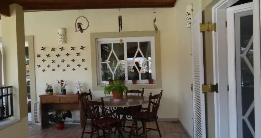 Casa em condomínio à venda em valinhos, 3 amplas suítes com closet, lazer e garagem para vários carros.