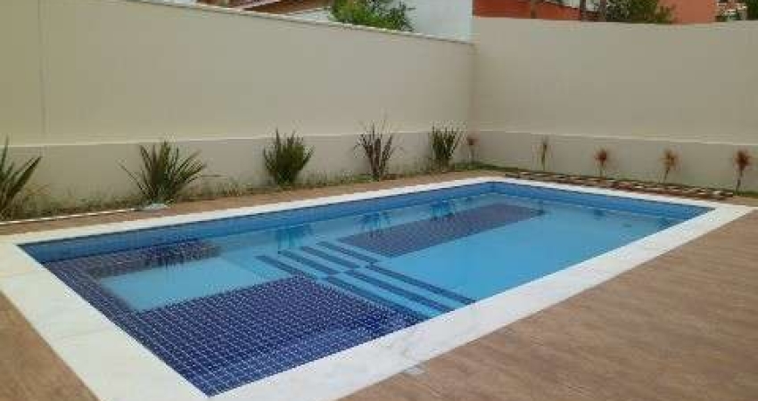 Casa à venda no Alphaville com 4 suítes, piscina, espaço gourmet e garagem para vários carros.