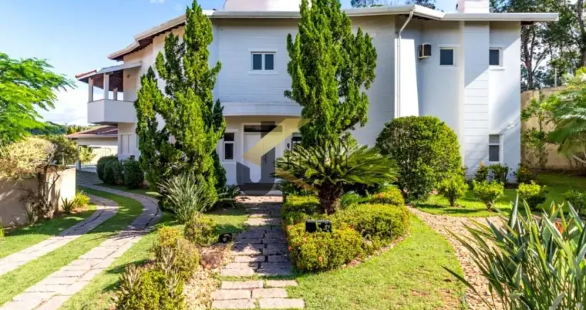Casa em condomínio à venda em Sousas, com 6 suítes (2 térreas), espaço gourmet e garagem para 10 carros.