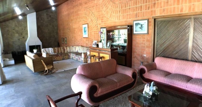 Casa térrea em condomínio à venda no São Quirino - Campinas, com 4 suítes, piscina, churrasqueira e quadra de tênis.