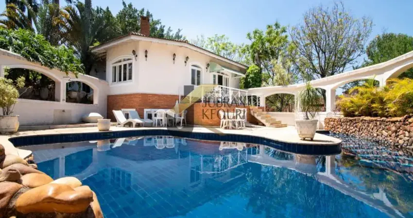 Casa térrea  em condomínio  à venda  em Valinhos, com 5 dormitórios (3 suítes), piscina e lazer comum de um verdadeiro clube.