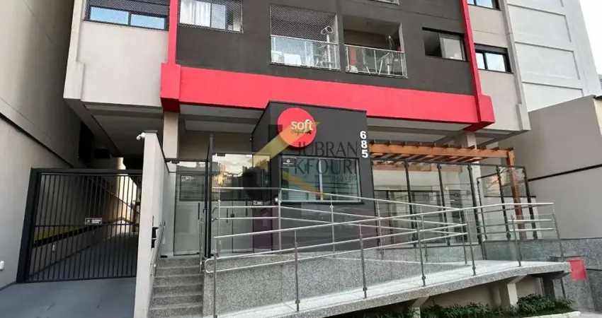Apartamento mobiliado, equipado e decorado para aluguel no Bosque, 1 suíte com closet e lavabo, sala para 2 ambientes, varanda e garagem coberta
