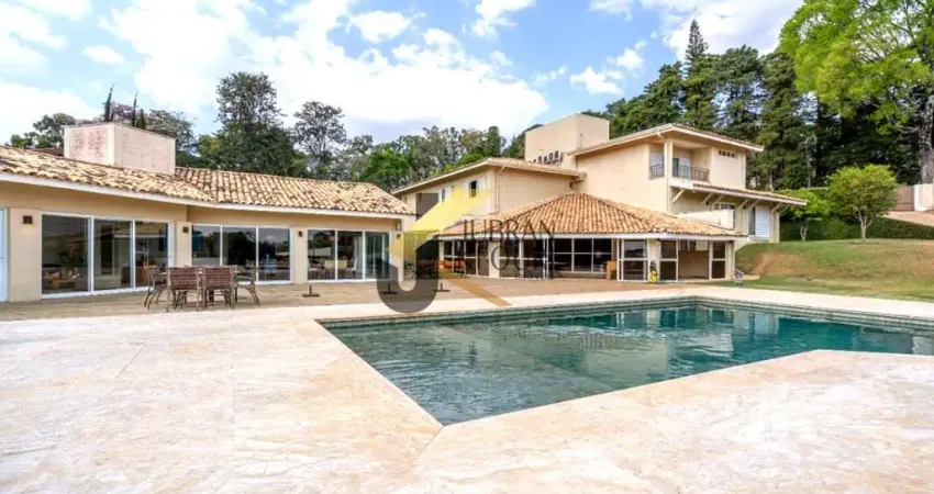 Casa à venda em condomínio no Gramado - Campinas, com 6 suítes, lazer privativo e garagem para 13 carros.