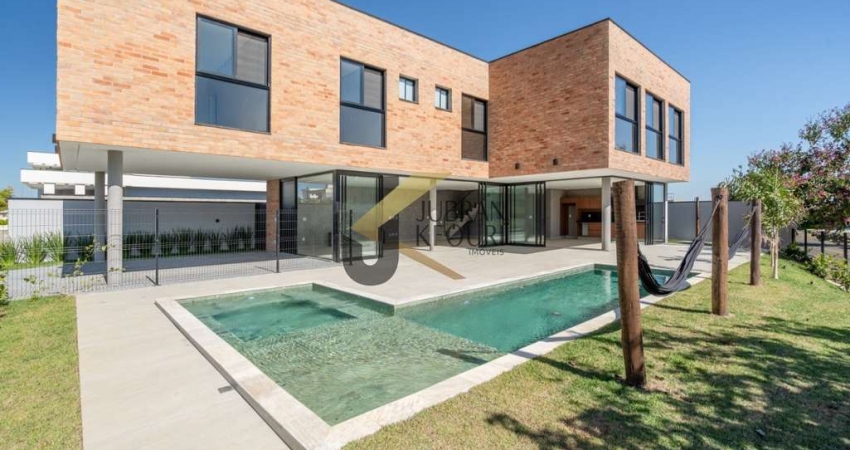 Casa à venda em condomínio -Jaguariúna, com 4 suítes (1 master), lazer comum e garagem para vários carros.