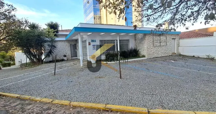 Casa comercial de esquina para aluguel no Cambuí - Campinas, com recepção, 10 salas, vários banheiros e estacionamento para 10 carros.