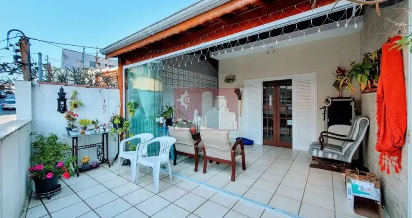 3 quartos, suíte, 2 vagas, quintal, churrasqueira, corredor lateral, área de serviço.