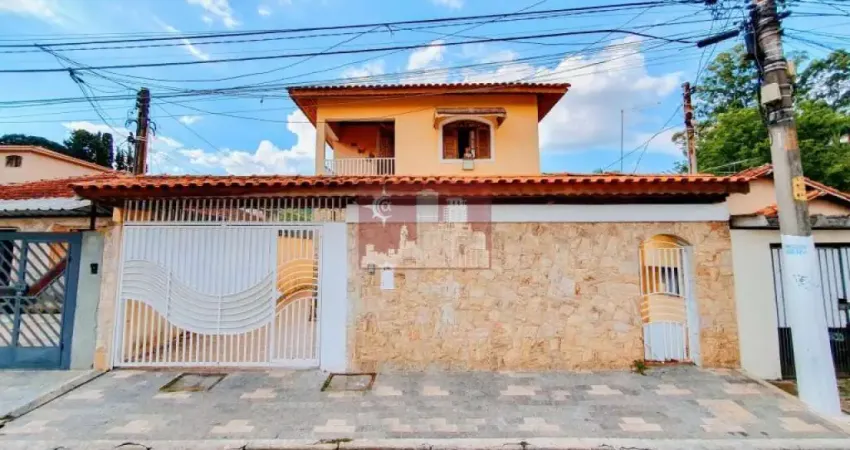 Sobrado no Horto com quintal, churrasqueira, 5 quartos, 2 salas e 10 vagas.