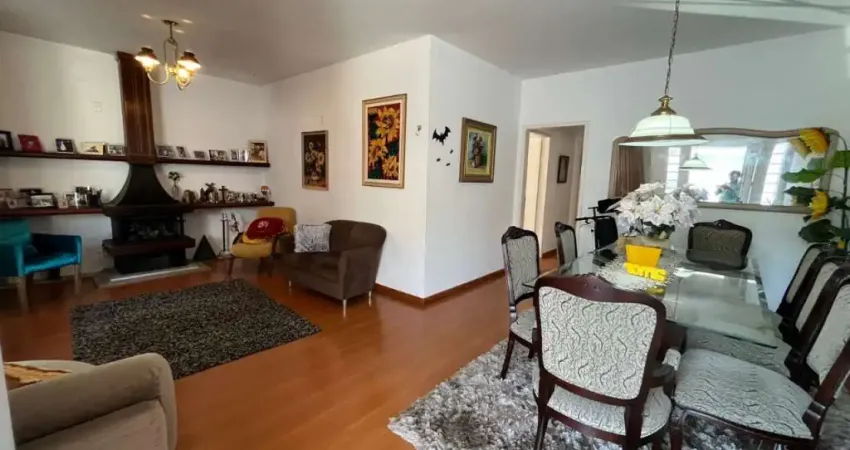 Casa Residencial de 5 dorms sendo 2 suítes no Estreito