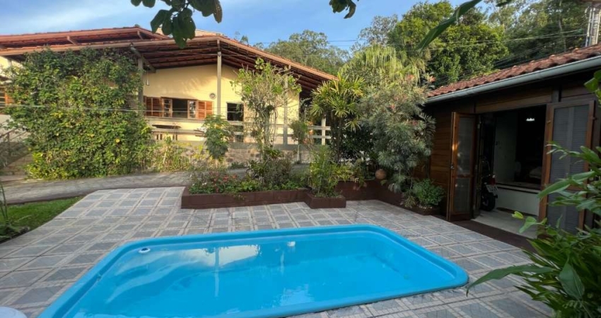 Casa Residencial de 4 dorms no bairro Sambaqui