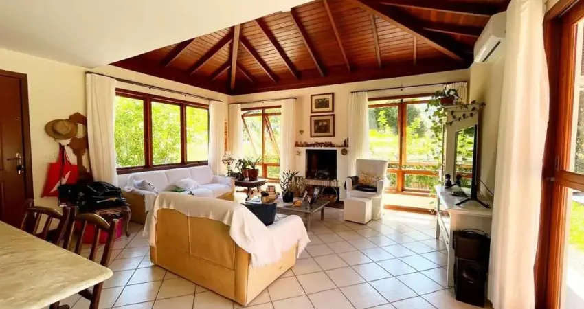 Casa em Condomínio fechado com 4 quartos sendo 1 suíte no Rio Tavares