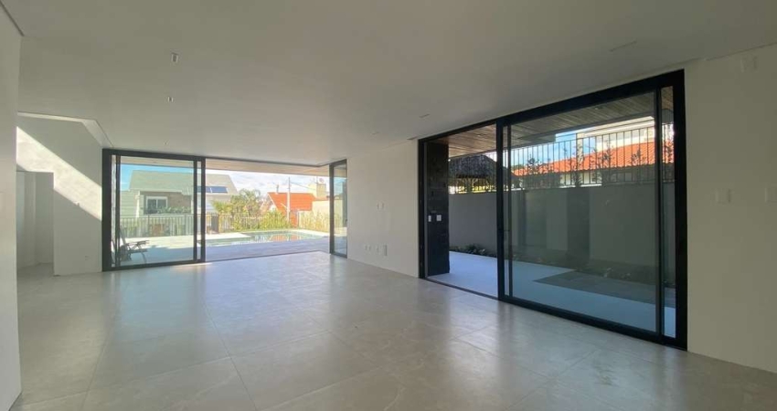 Casa Residencial de 4 dorms no bairro Lagoa Da Conceição