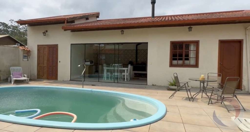 Casa Residencial de 5 dorms no bairro Vargem Grande