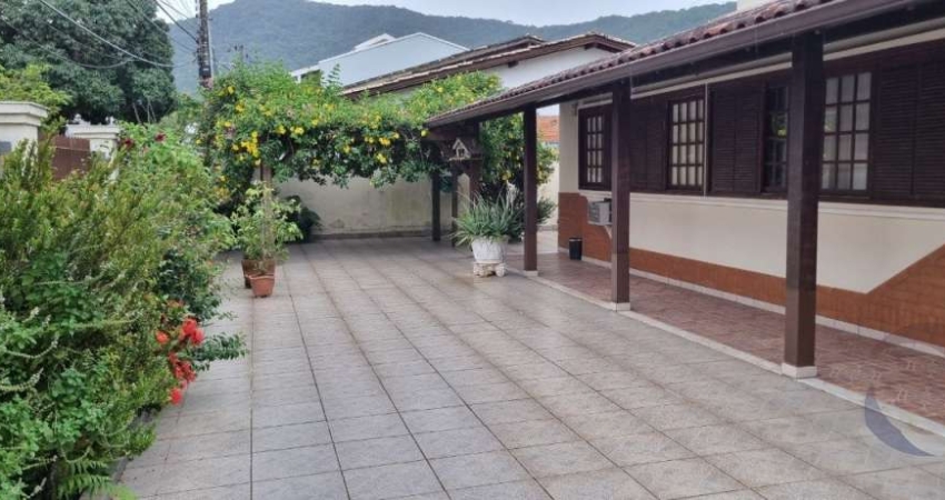 Casa Residencial de 5 dorms no bairro Lagoa Da Conceição