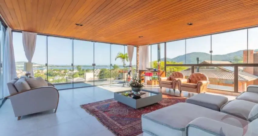 Casa de Alto Padrão com 751,66m² e 3 suítes na Lagoa Da Conceição