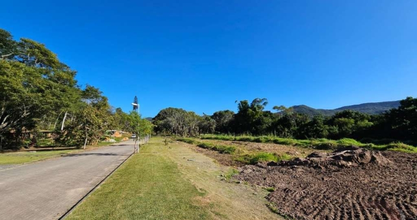 Terreno de 3333.59m² no bairro Ratones