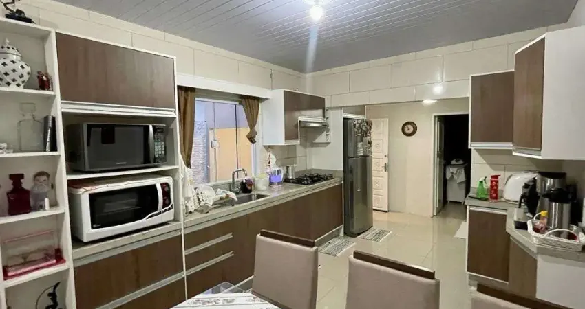 Casa Residencial de 5 dorms no bairro Forquilhinhas