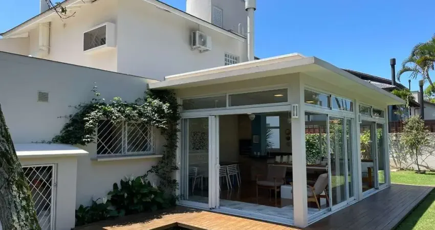 Casa Residencial de 4 dorms no bairro Lagoa Da Conceição