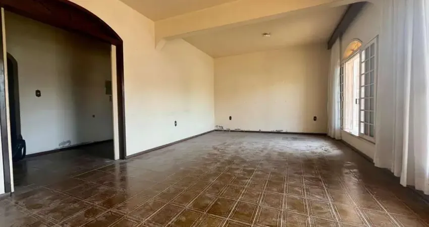 Casa Residencial de 310m² com 4 quartos sendo 1 suíte no Baln. do Estreito