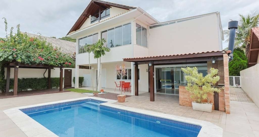 Casa Alto Padrão em Condomínio fechado com 5 quartos no Sambaqui