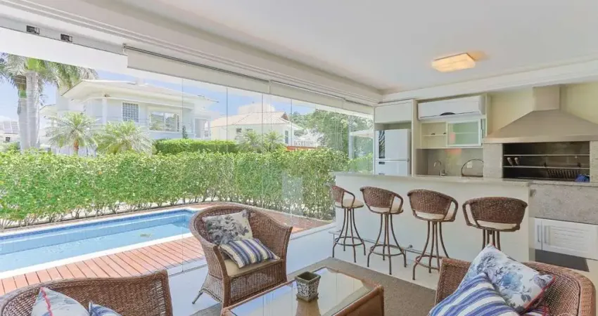 Casa de 380m² com 3 quartos sendo 1 suíte em condomínio fechado no Cacupé