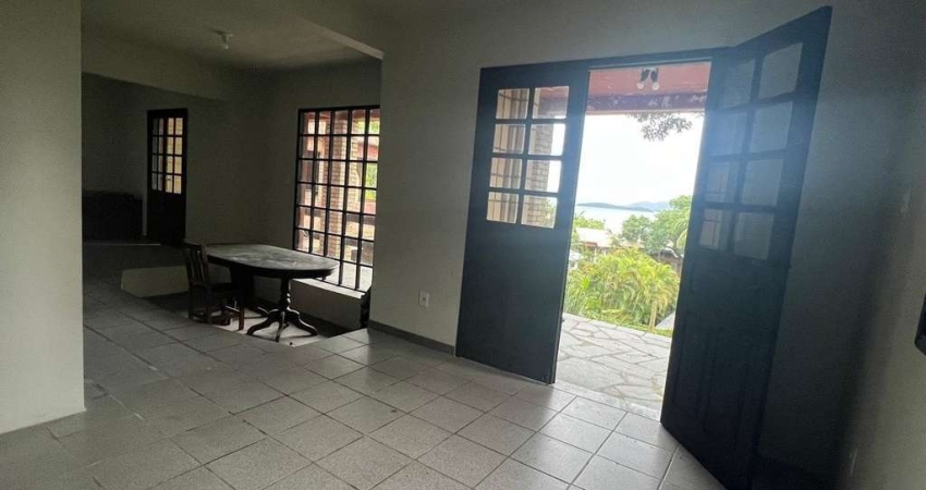 Casa residencial no bairro Sambaqui, Florianópolis.