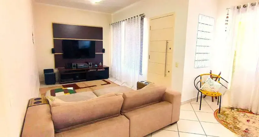 Casa com 4 quartos e 4 vagas cobertas ao lado de área verde do loteamento