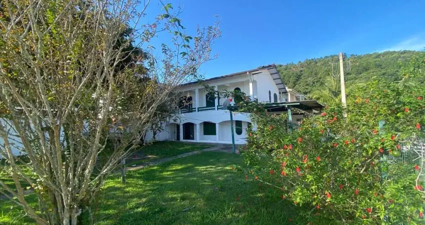 Ótima casa residencial no bairro da Daniela próximo á praia, frente mar