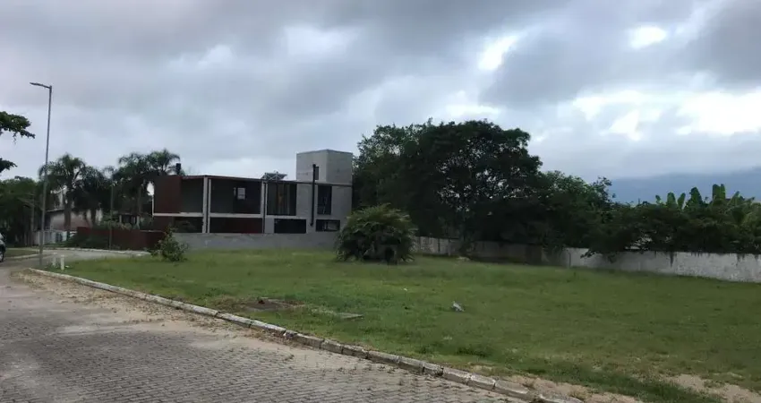 Terreno com 451,67m² em condomínio fechado no bairro Ratones