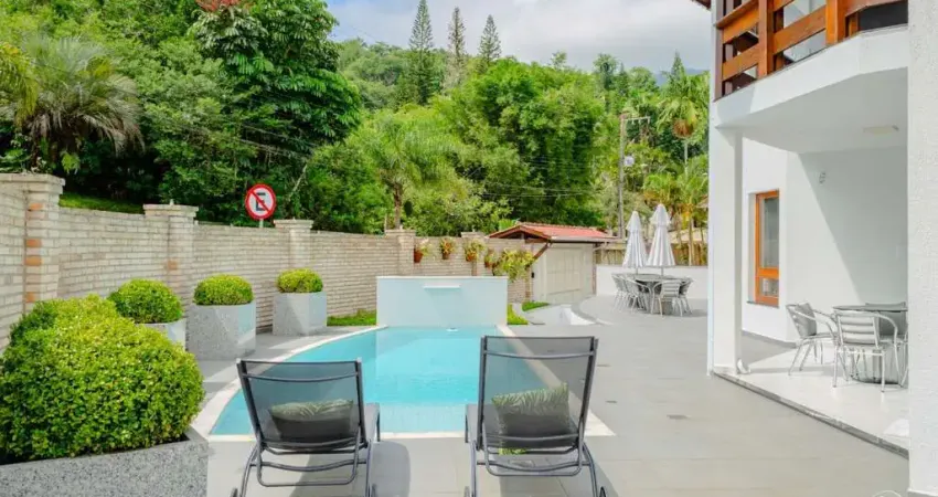 Casa de 507,06m² com 4 quartos sendo 3 suítes no Itacorubi