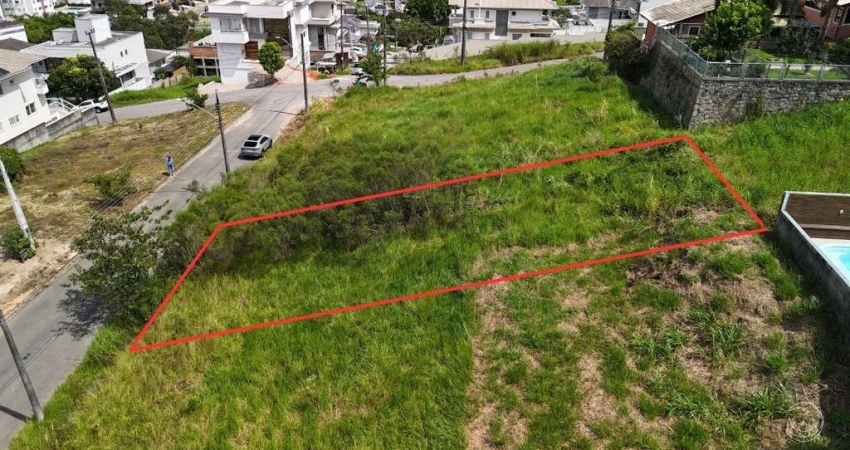 Lote em localização privilegiada, com excelentes dimensões, com vista panorâmica.