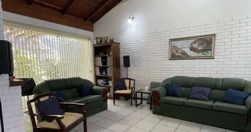 Casa Residencial de 250m² com 3 quartos na Carvoeira