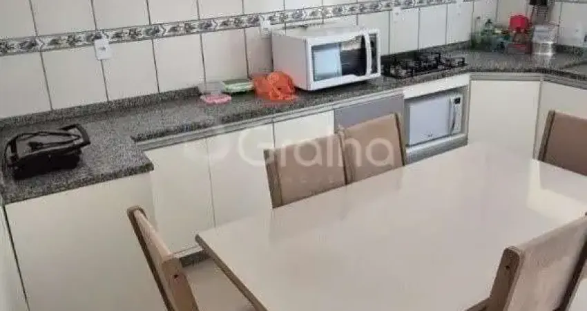 Casa residencial de 160m² com 5 suítes na Trindade