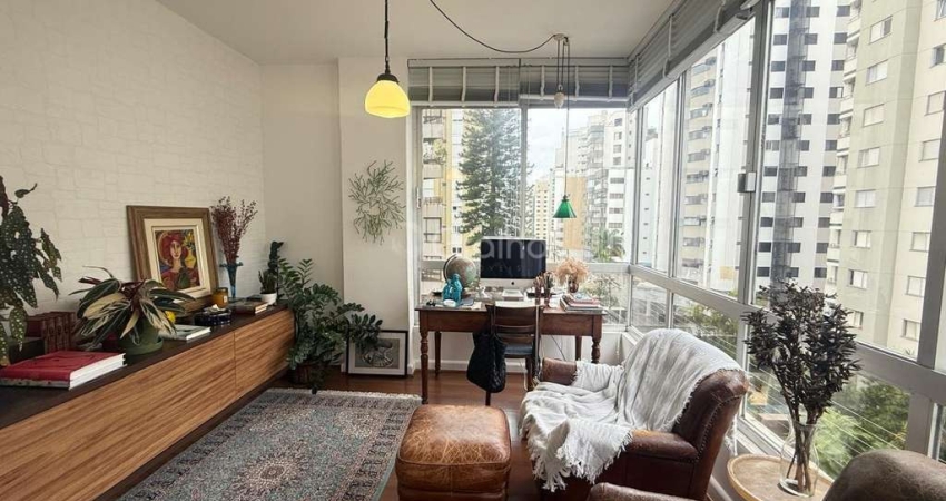 Apartamento  de 3 quartos, com 1 suíte e 140m² no Centro de Florianópolis