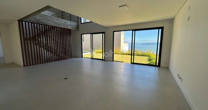Casa de 427m² com 3 suítes no Cacupé