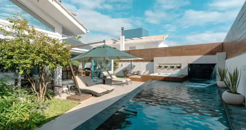 Casa de 475m² com 5 quartos sendo 4 suítes em Jurerê