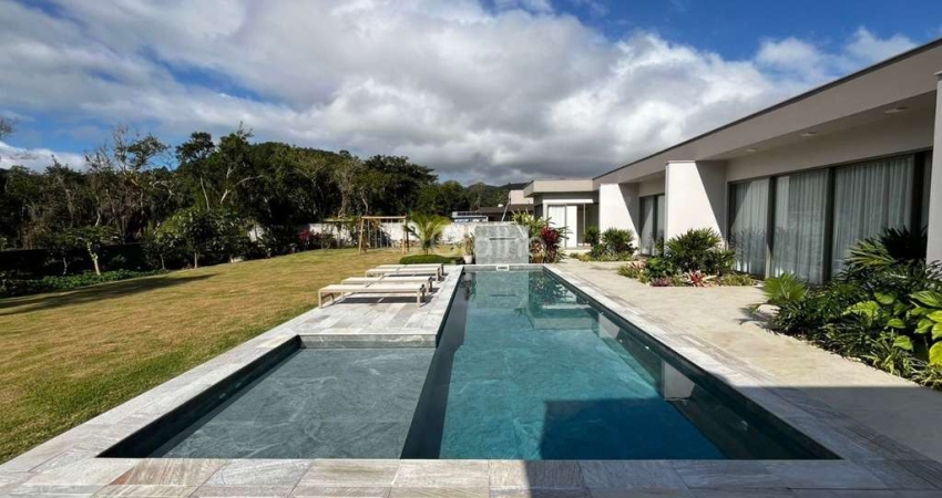 Casa térrea com 3 suítes e 540m² privativos em condomínio fechado no bairro Ratones, Florianópolis
