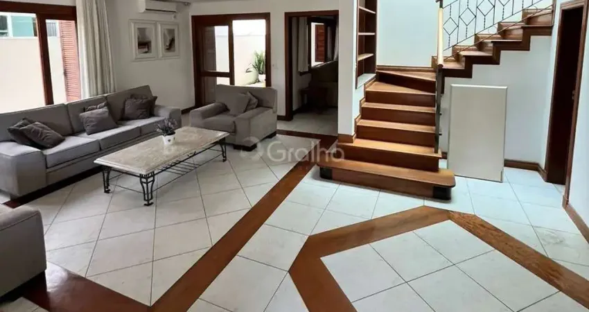 Casa residencial com 4 suítes e 385m² privativos em Jurerê Internacional, Florianópolis