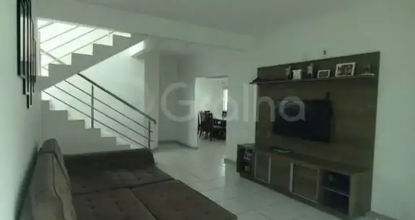Casa residencial com 3 quartos sendo 1 suíte com196m² na palhoça.