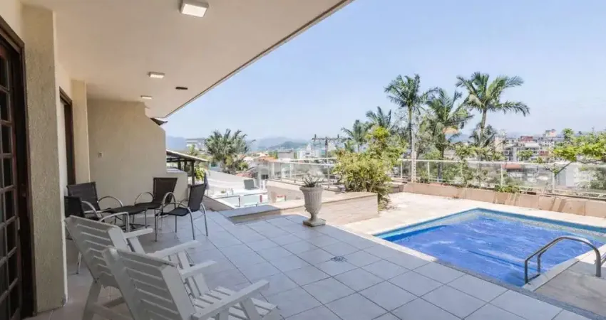 Casa Residencial com 3 quartos sendo 1 suíte, com 296m² no Abraão, Florianópolis.