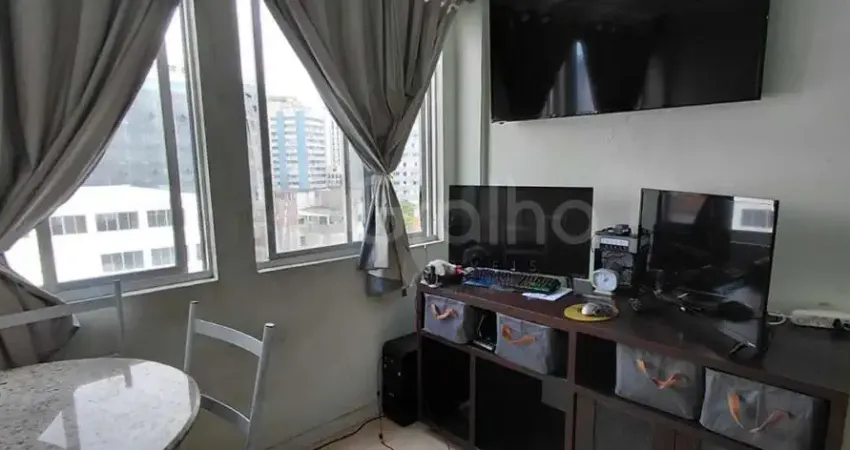 Apartamento no centro de Florianópolis, 2 dormitórios, semi-mobilado- andar alto