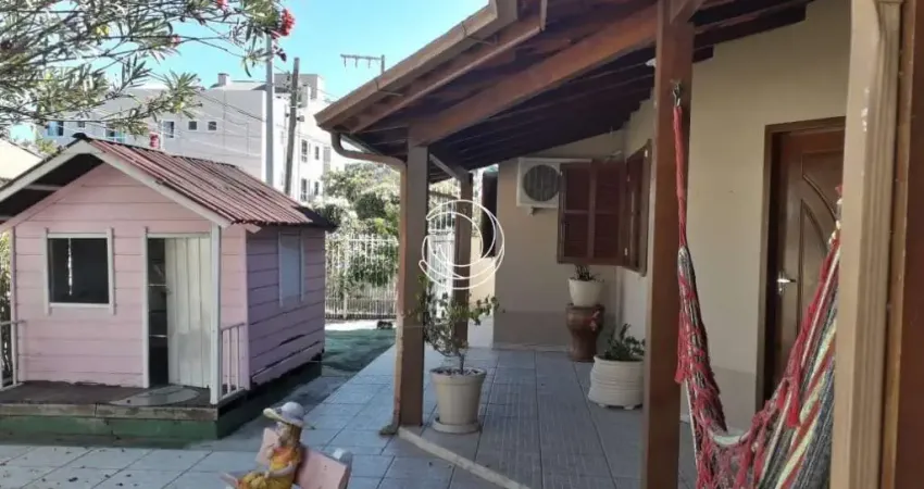Casa Residencial de 5 dorms no bairro Ingleses Do Rio Vermelho