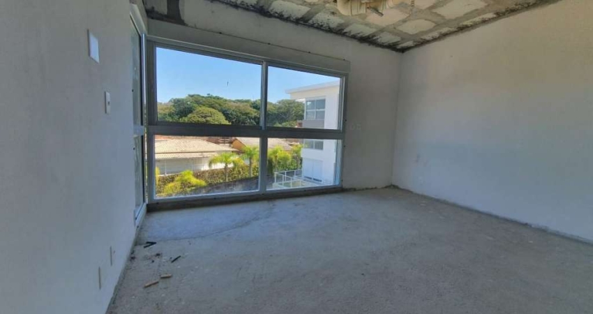 Duplex com 3 quartos sendo 3 suítes em Cacupé