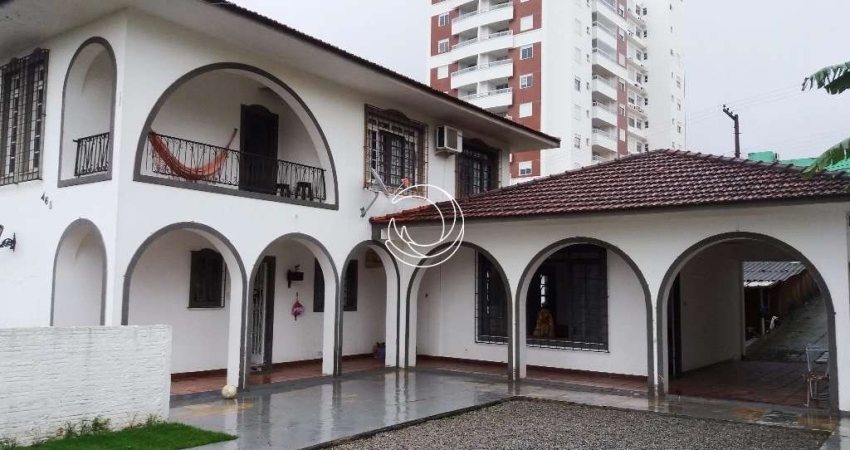 Casa Residencial de 4 dorms no bairro Barreiros
