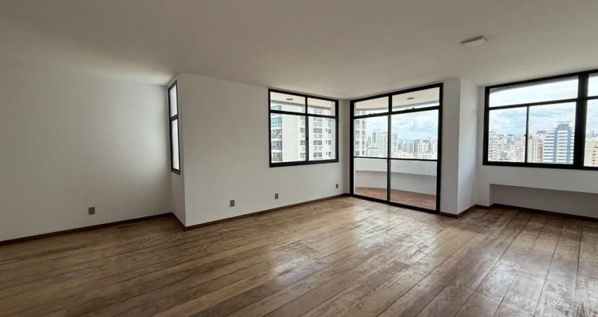 Apartamento de 211m² com 4 quartos sendo 2 suítes no Centro