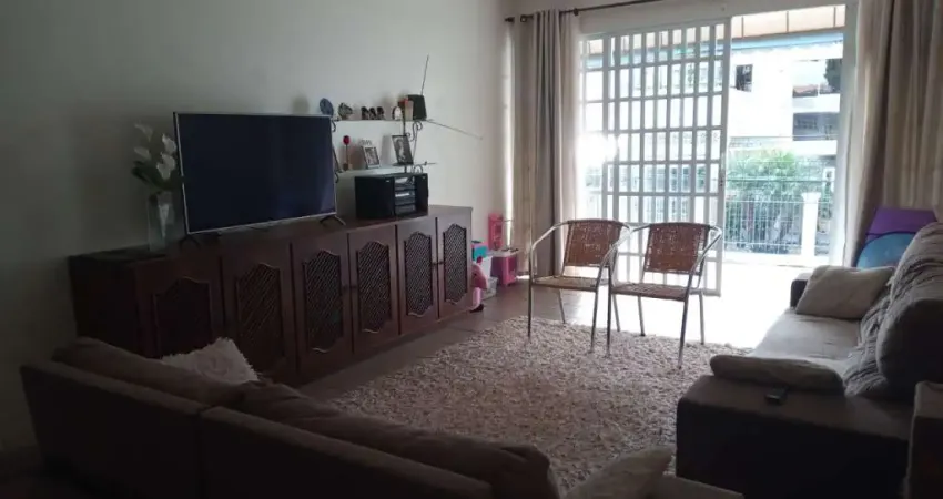 Casa Residencial de 7 dorms no bairro Coqueiros