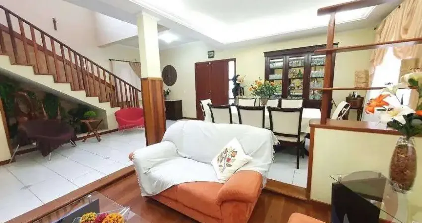 Casa de 250m² com quartos sendo 1 suíte no Carianos