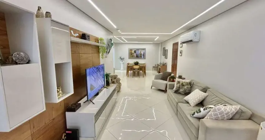 Loucura, grande loucura. excelente apartamento todo mobiliado no canto do forte, a 100 metros do mar, de 03 dormitórios, sendo 02 suítes.