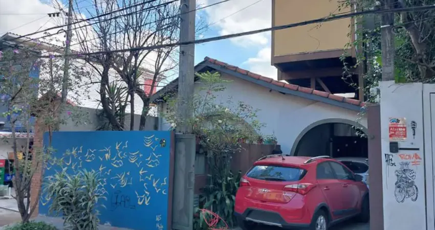 Casa com 3 quartos para alugar na Rua Medeiros de Albuquerque, --, Vila Madalena, São Paulo