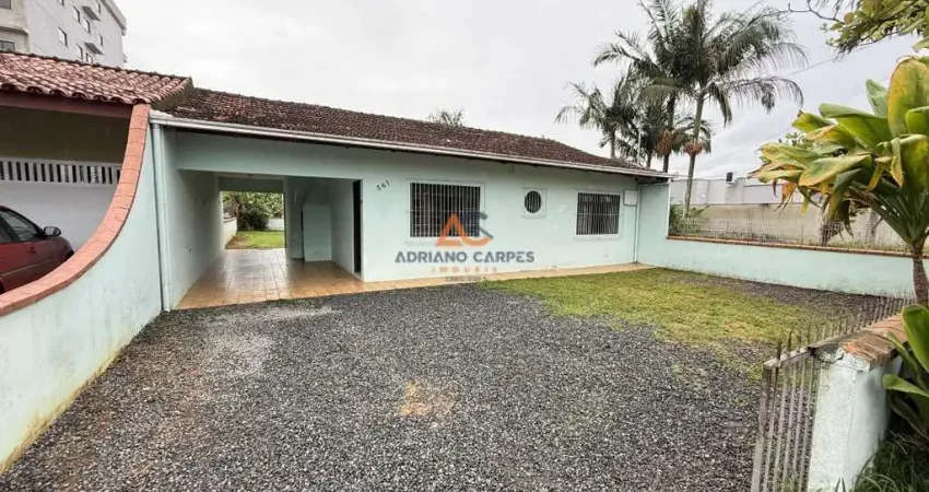 Casa com 03 quartos e amplo terreno na praia de gravatá em navegantes, adriano carpes imóveis vende.